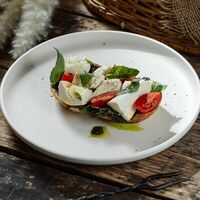 Брускетта с моцареллой и соусом песто в Dada Art Bakery