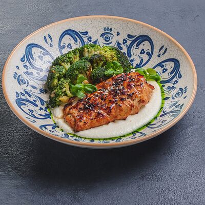 Куриная грудка на гриле в LAFALounge & cafe по цене 805 ₽