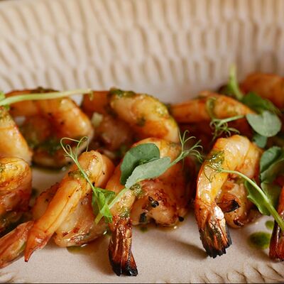 Креветки тигровые на гриле с соусом песто в ресторан 