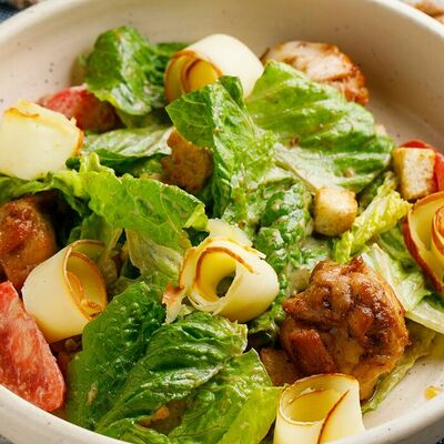 Теплый салат с курицей и копченым сыром сулугуни в Пряности & Радости по цене 520