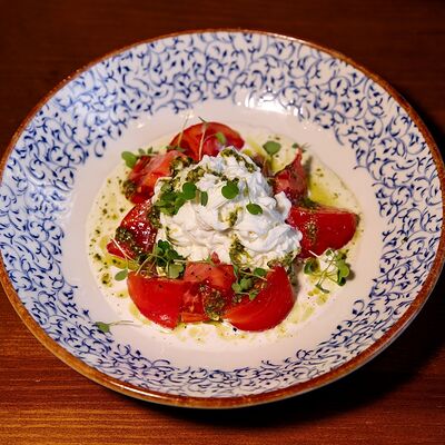 Салат со страчетеллой и томатами в Тбиладжио по цене 400 ₽