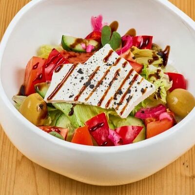 Салат Греческий в 4 сыра по цене 530 ₽