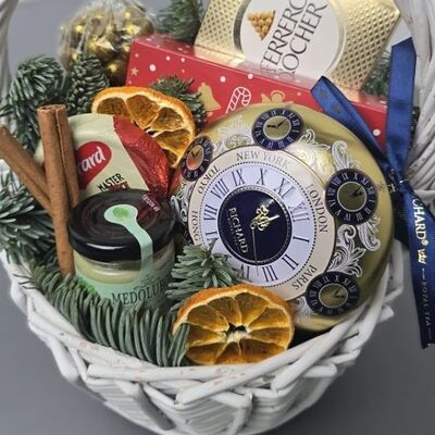 Новогодний сладкий набор в корзине в Buketonline - Съедобные букеты и клубника в шоколаде по цене 4950 ₽