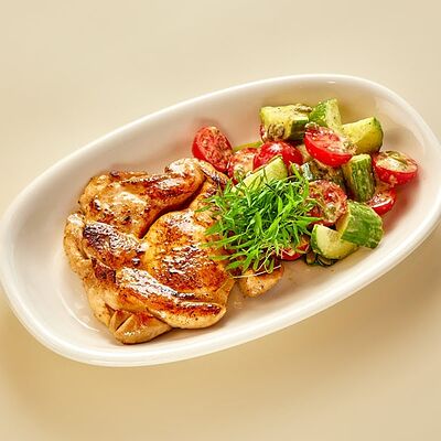 Куриное бедро с овощамии заправкой киви в Регано по цене 830 ₽