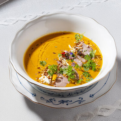 Тыквенный крем с копченой уткой и хрустом гречки в Lores по цене 690 ₽