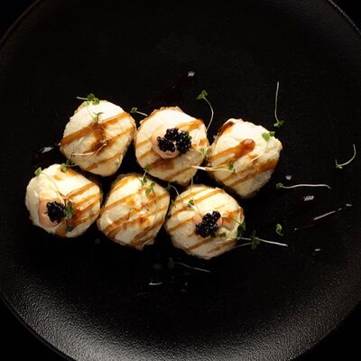 Запеченный ролл с креветками в Первый по цене 990 ₽