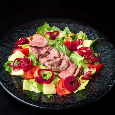 Салат с телятиной и ореховой заправкой в Сохо по цене 1640 ₽