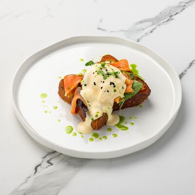 Яйца Бенедикт с форелью на бриоши в Bruni Prosecco Bar по цене 990 ₽