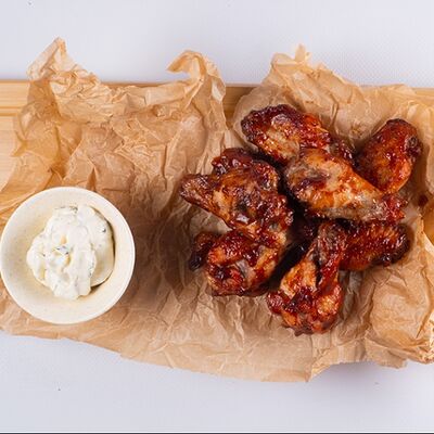 Куриные крылышки острые с соусом горгонзола в Тальятелло по цене 750 ₽