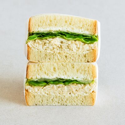 Сэндвич со скумбрией горячего копчения в Рыбку съесть по цене 279 ₽