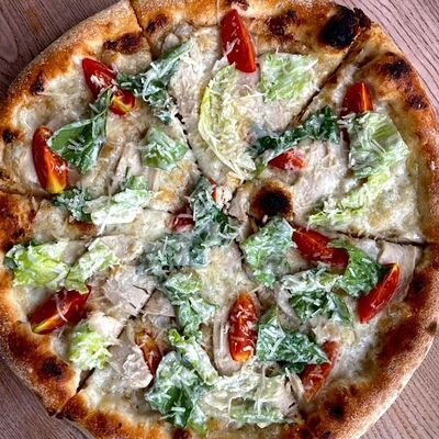 Пицца Цезарь с курицей в Дачные сезоны по цене 870 ₽