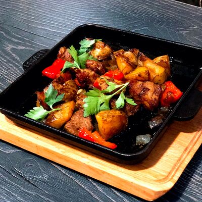 Шкварчащая сковородка со свининой в Грейс HALL по цене 650 ₽