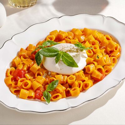 Паста с томатами алла диавола с бурратой в Cristal по цене 1200 ₽