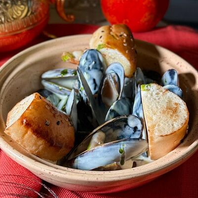 Мидии томленые в соусе из белого вина с голубым сыром в Куркума по цене 805 ₽