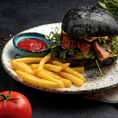 Бургер Black Grill и картофель фри в Мёд и мясо по цене 500 ₽