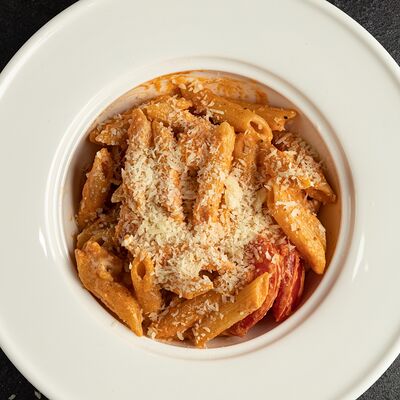 Паста с томатами и сыром фета в Пицца и Паста по цене 630 ₽