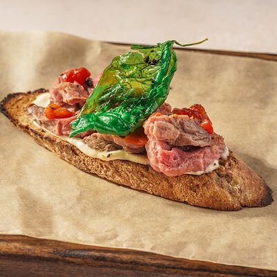 Брускетта с ростбифом в Перчини на огне по цене 255