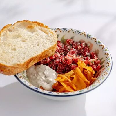 Тартар из говядины с чипсами из батата и трюфельным соусом в Vinch по цене 900 ₽