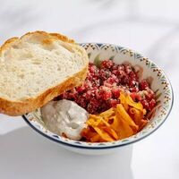 Тартар из говядины с чипсами из батата и трюфельным соусом в Vinch