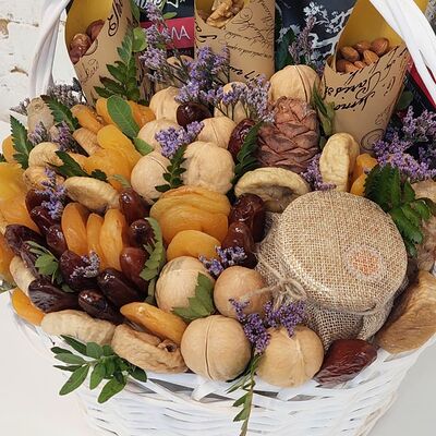 Корзина с чаем, шоколадом, медом, орехами и сухофруктами в Buketonline - Съедобные букеты и клубника в шоколаде по цене 7690 ₽