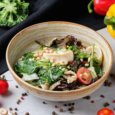 Салат с кабачком и кальмаромв Mesto Sushi & Grill по цене 690