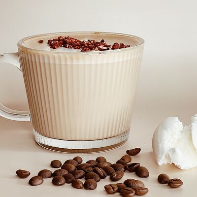 Капучино Кленовый с мороженым и сублимированной клубникой Аляска в Jeffreys coffee shop по цене 339 ₽