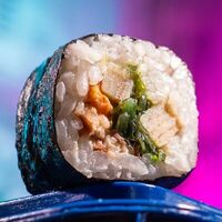 Ролл с угрем, тамаго, чукой и соусом чили-терияки в Gojira ramen
