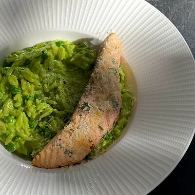 Орзо со шпинатным соусом, стейком лосося и зеленым горошком в Berberry & ptichka по цене 850 ₽