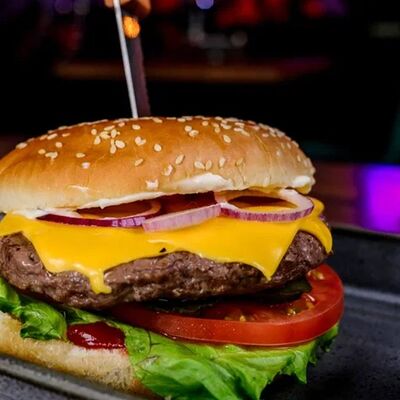 Бургер классический с мраморной говядиной в Urban по цене 499 ₽