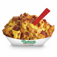 Картофель Нейтан с сырным соусом и беконом в Nathan's Famous