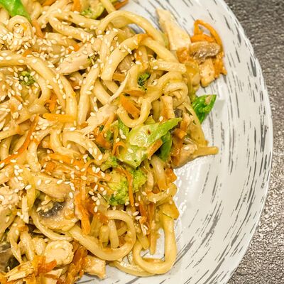 Лапша жареная с курицей в Nomad по цене 449 ₽