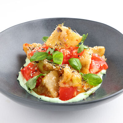 Салат с хрустящими баклажанами и томатами в АВЛИ бистро по цене 590 ₽