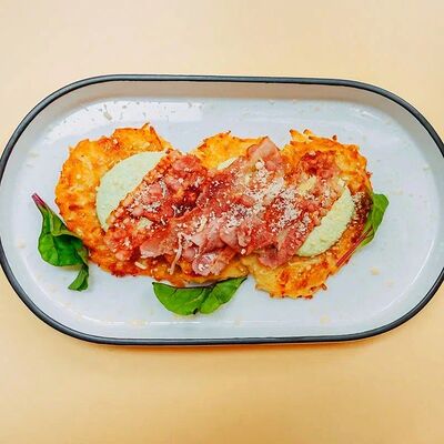 Картофельные драники с пармезаном, беконом, яичным муссом и яйцом пашот в Маффин по цене 440 ₽