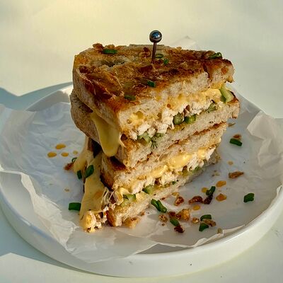 Гриль-чиз с курицейв Coffeeline - кофе и еда по цене 500 ₽