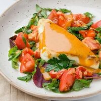 Жареный халуми с томатами и айоли из чили в Смена вкуса