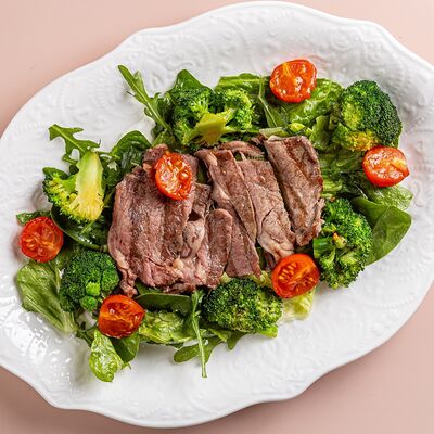 Стейк-салат с брокколи и козьим сыром в Avgust13 по цене 1400 ₽