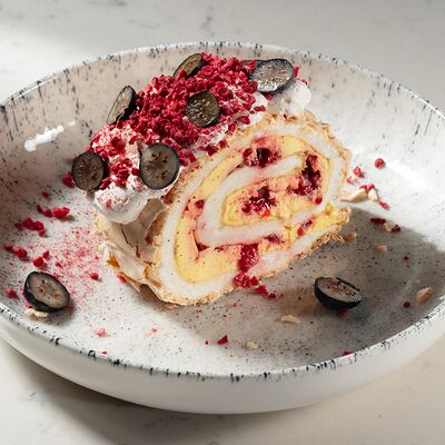 Меренговый рулет с малиной в Cheeseria по цене 680 ₽