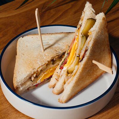 Клаб-сэндвич в Cream Soda по цене 640 ₽