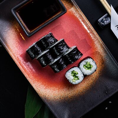 Маки с огурцомв Том и ям по цене 290 ₽