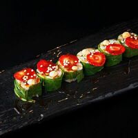 Ролл с клубникой и лососем в Кабуки