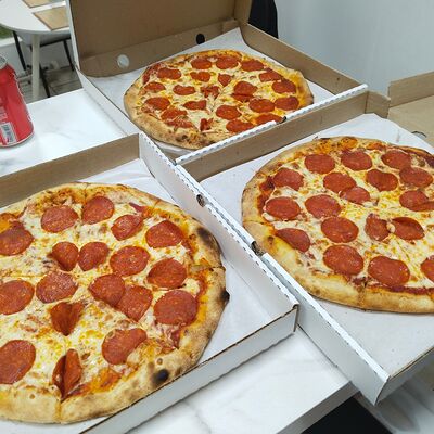 Пицца Цезарь, пицца Чезбургер, Маргарита в IL cappello пиццерия по цене 1850 ₽