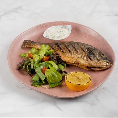 Форель радужная на гриле с миксом салата в Семейное бистро Монти по цене 1280 ₽