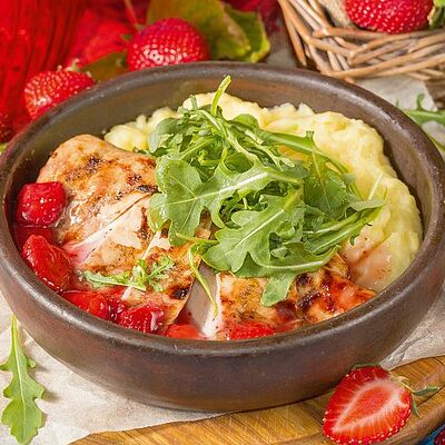 Куриное филе с клубничным соусом в Мушмула по цене 459