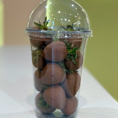 Клубника в молочном шоколаде в стаканев Lovely Berry по цене 1590 ₽