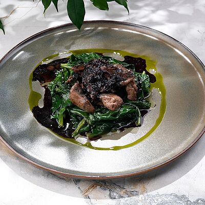 Жареная печень кролика со шпинатом и соусом из черной смородины в Мясо & Рыба по цене 890