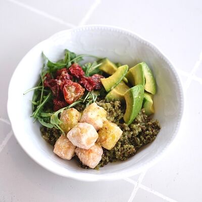 Боул киноа-песто с жареным тофу, авокадо и вялеными черри в Кукумбер по цене 690