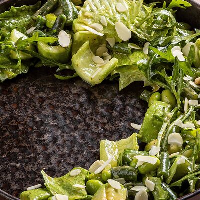 Зеленый салат с авокадо и миндалем в Avgust13 по цене 1100 ₽