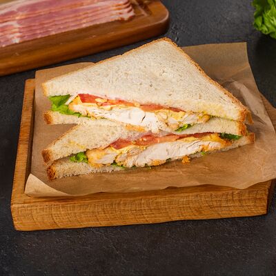 Сэндвич голд с курицей, беконом и карри в Кофе Рам по цене 610 ₽