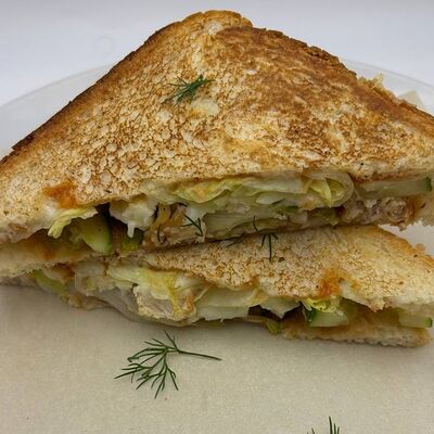 Сэндвич с курицей, грибочками и моцареллой в БургерКорт & Sowa по цене 450 ₽