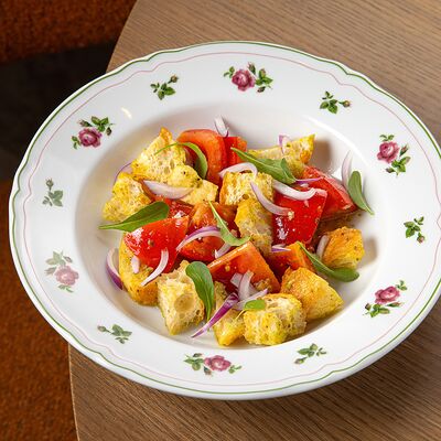 Салат с томатами и чиабаттойв Centrale bistro по цене 450 ₽